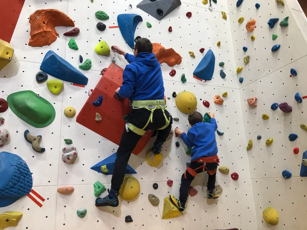 Zwei Personen klettern in der Kletterhalle in Ried beim Einsteiger Kletterkurs mit Badis Adventures